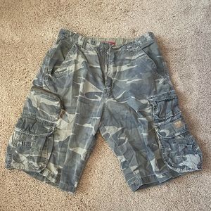 men’s green cargo shorts